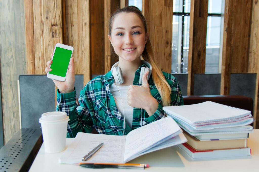 How can a full time international student benefit from remote working?