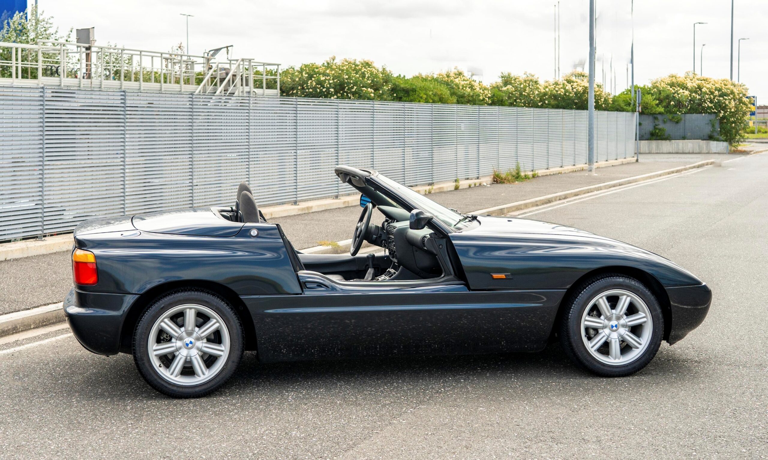 Sliding Doors 5,800 mile BMW Z1 to be auctioned by Car & Classic