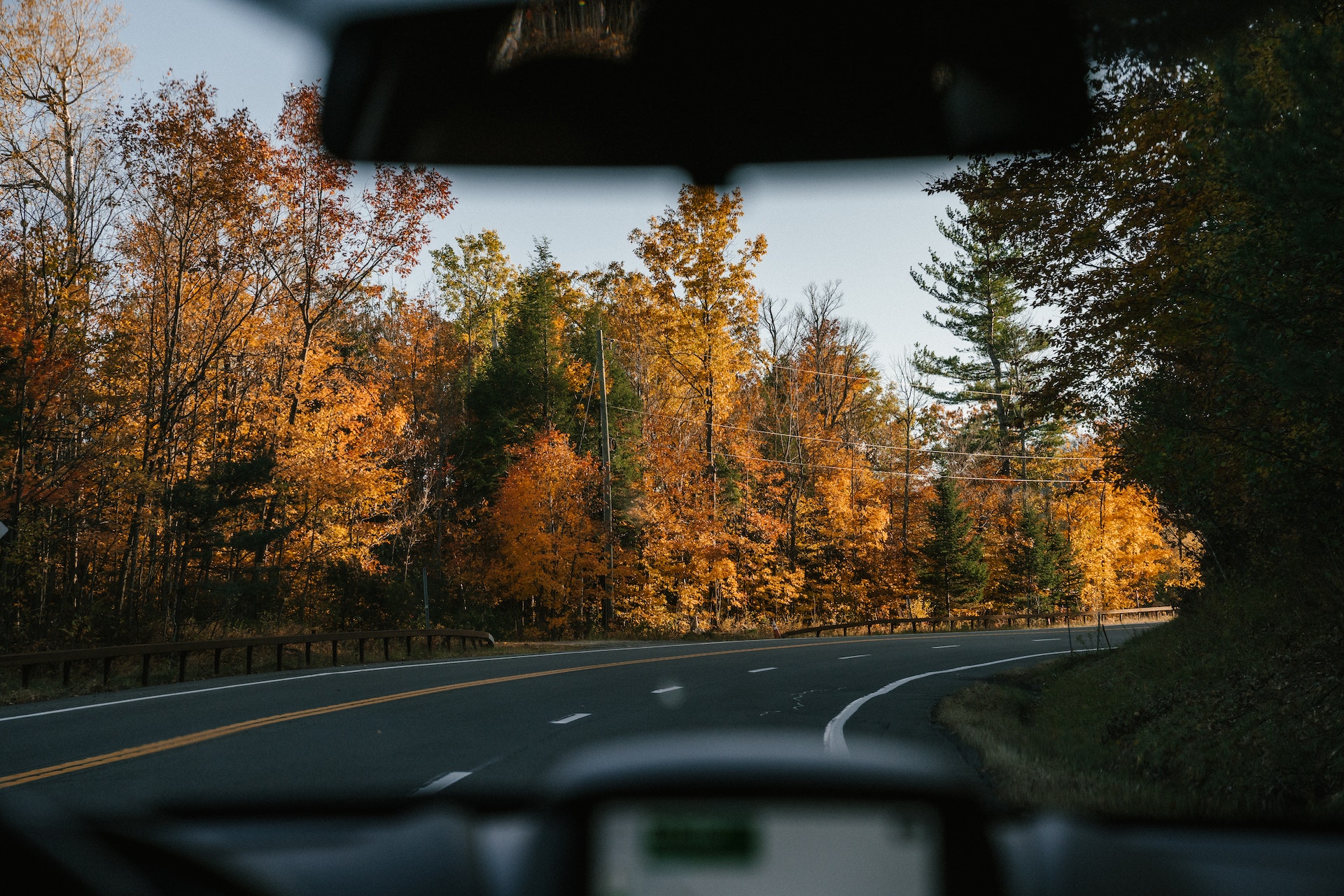 Tips for driving on wet roads in autumn