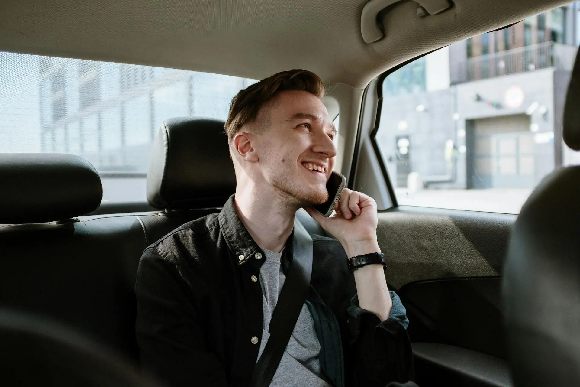 Why you should book an airport transfer taxi over public transport