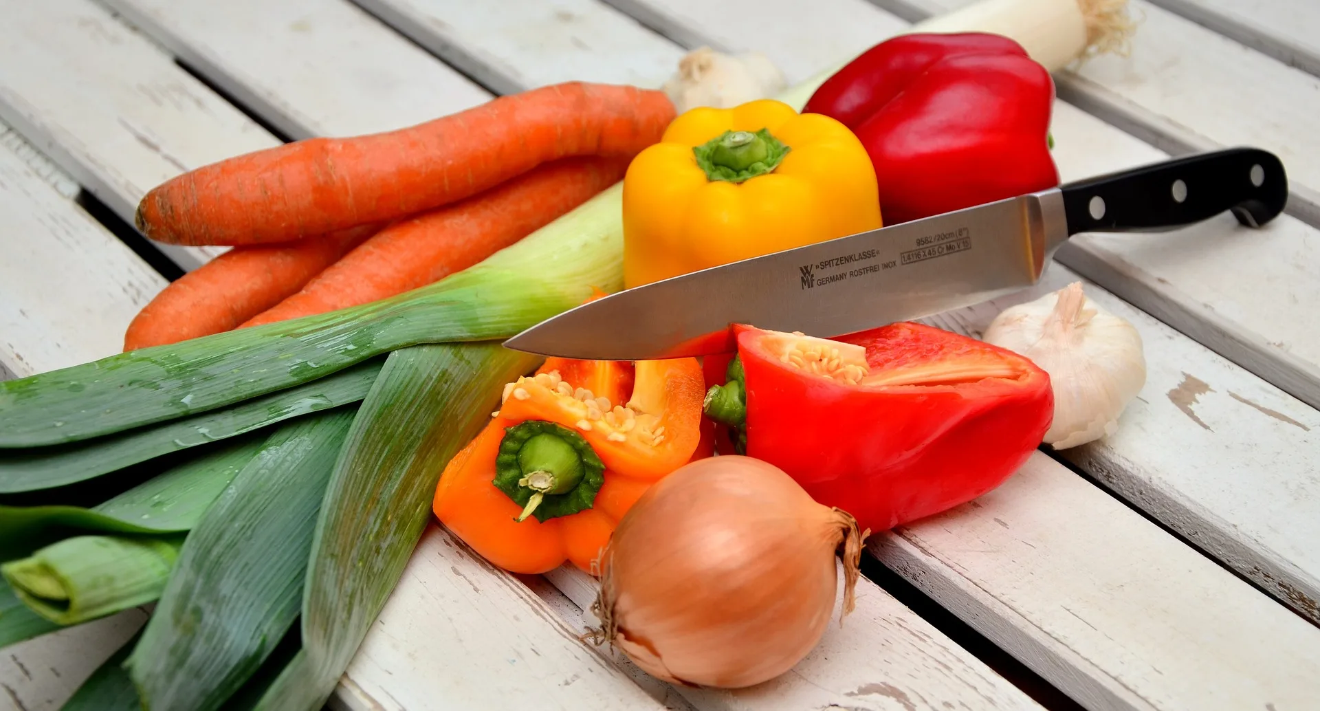 Damascus Knife vs. Steel Knife in-depth comparison of these knife types