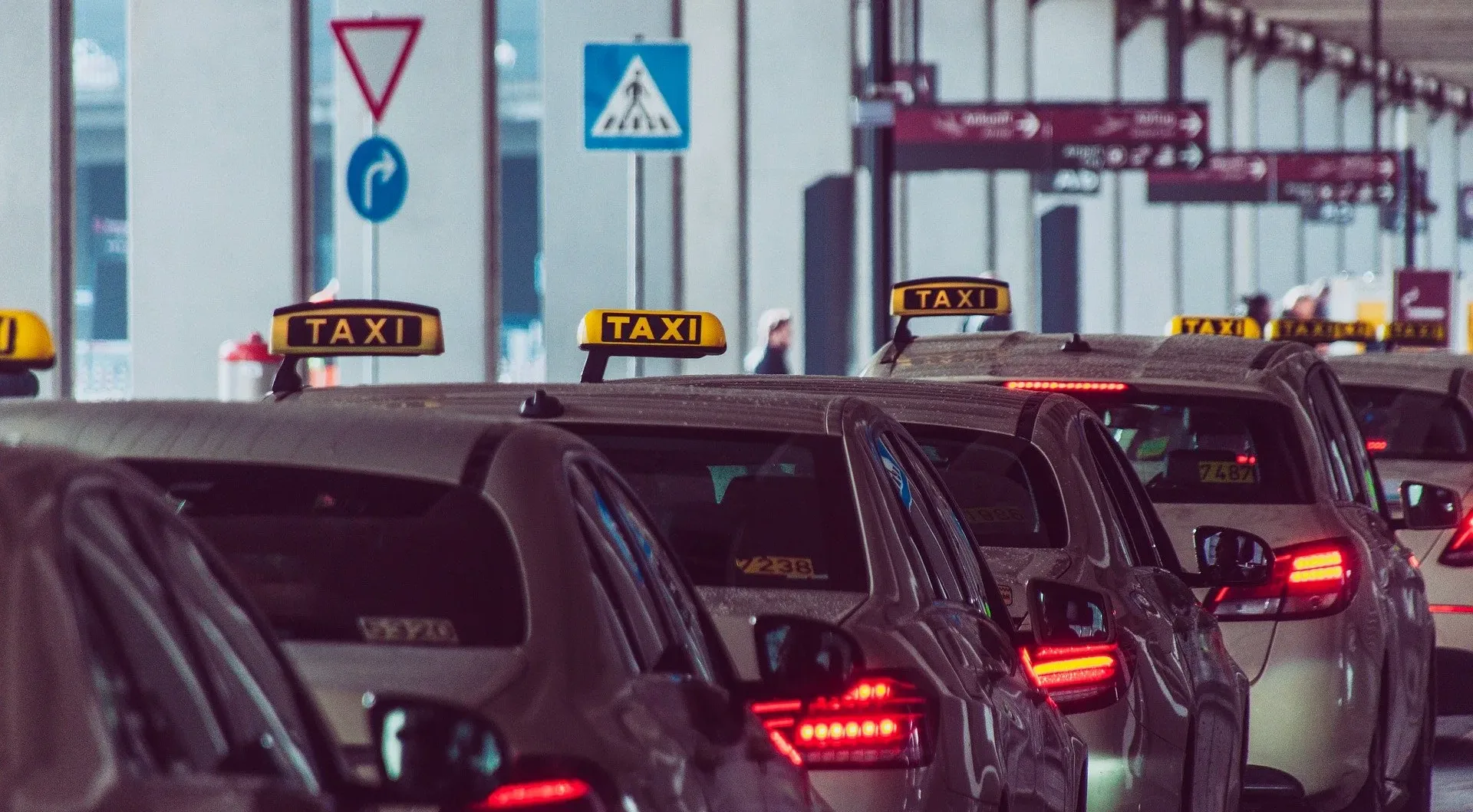 The benefits of taxis over public transport for airport travel