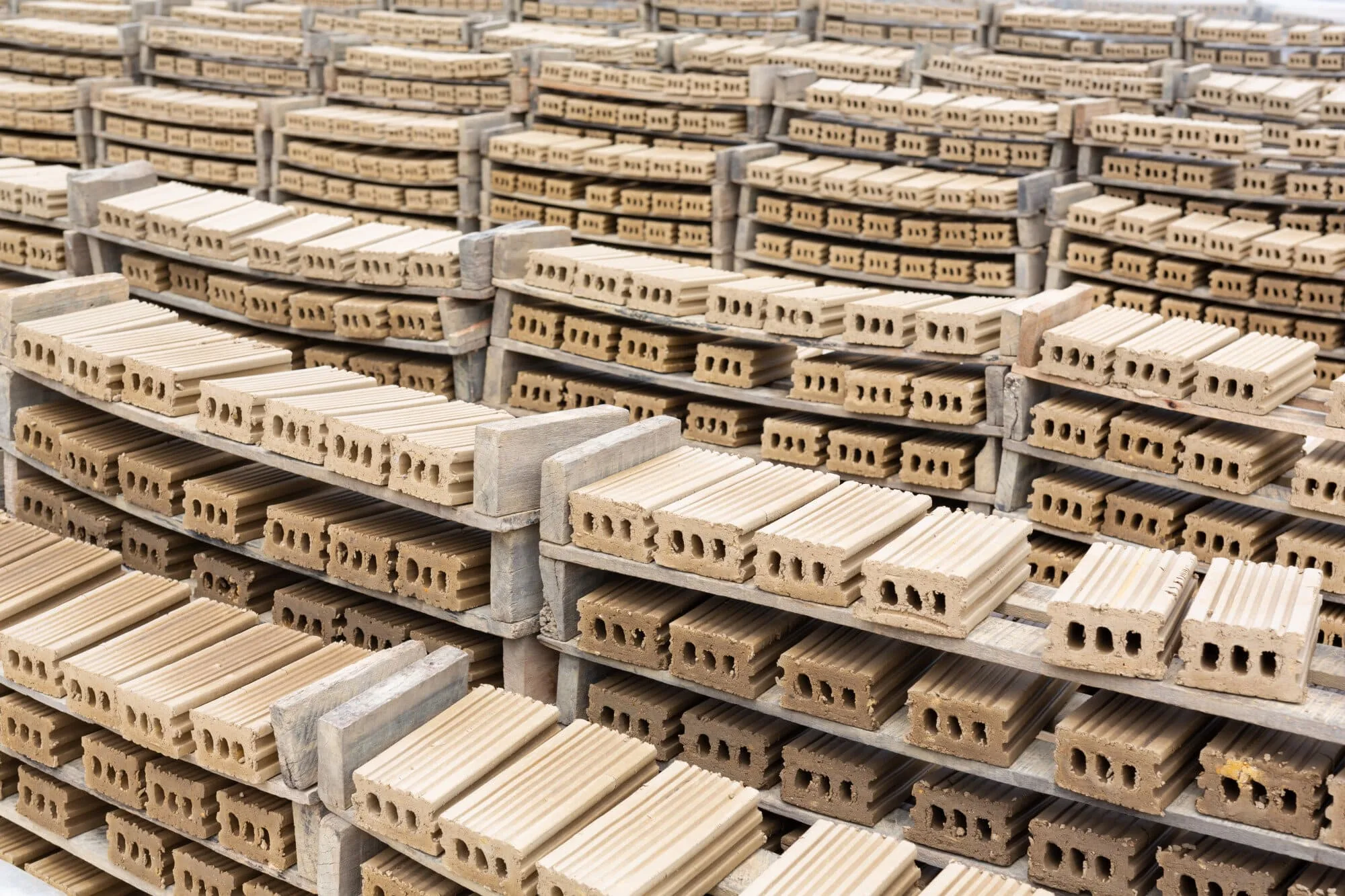 Reclaimed vs new London yellow stock bricks – compare authenticity, sustainability, and versatility of London’s iconic yellow bricks.