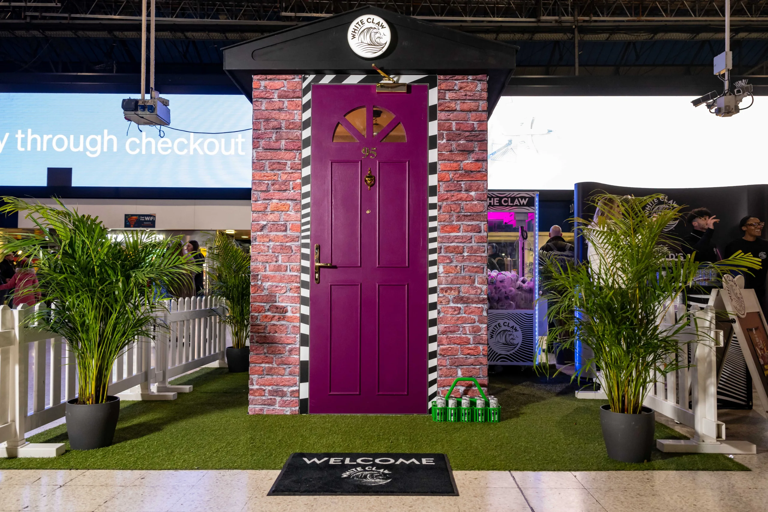 Smallest Party A little party never hurt nobody: Is this the world’s smallest house ...