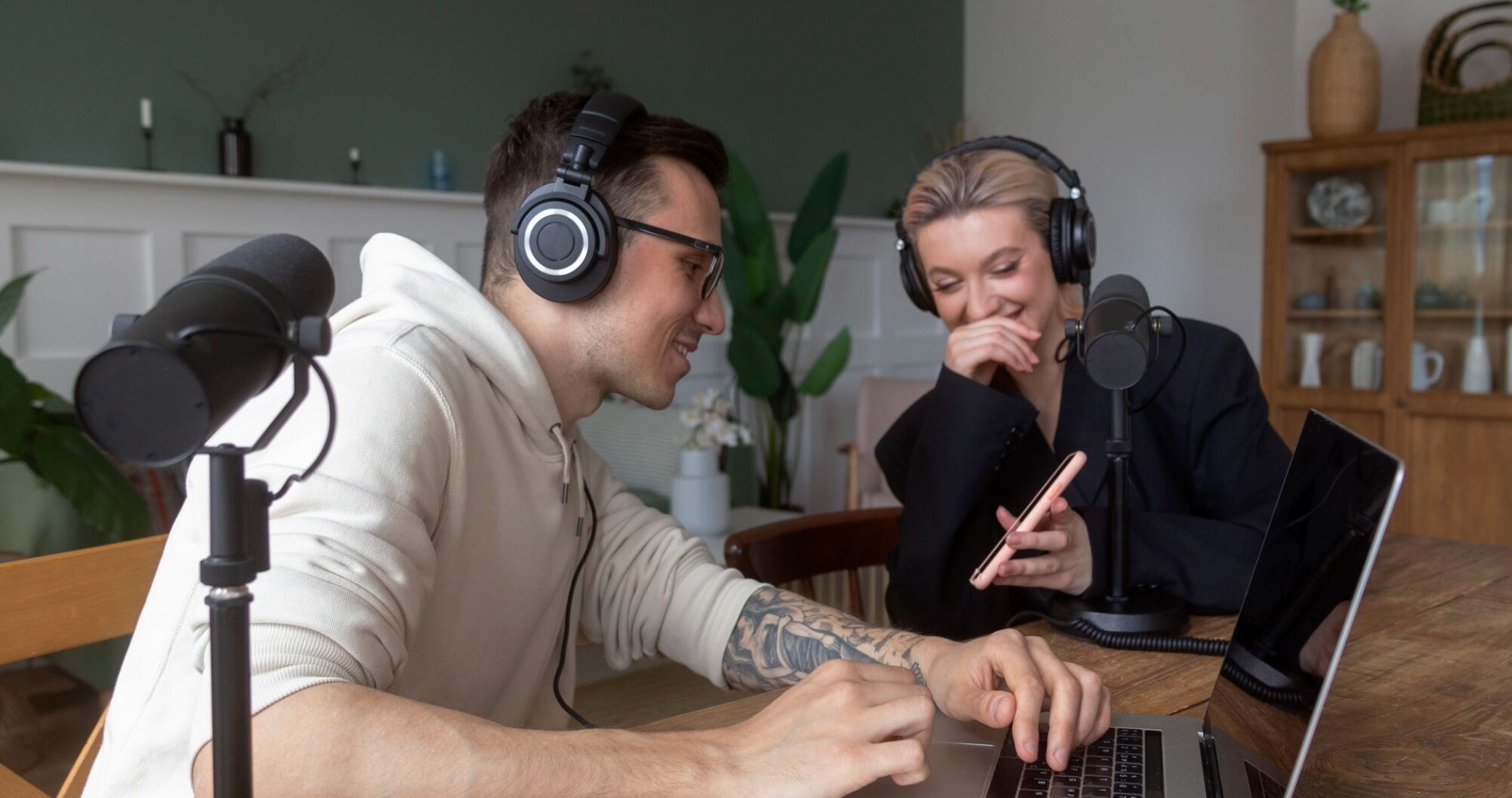 AI podcast clip generators vs. manual editing: Which creates better social media content?