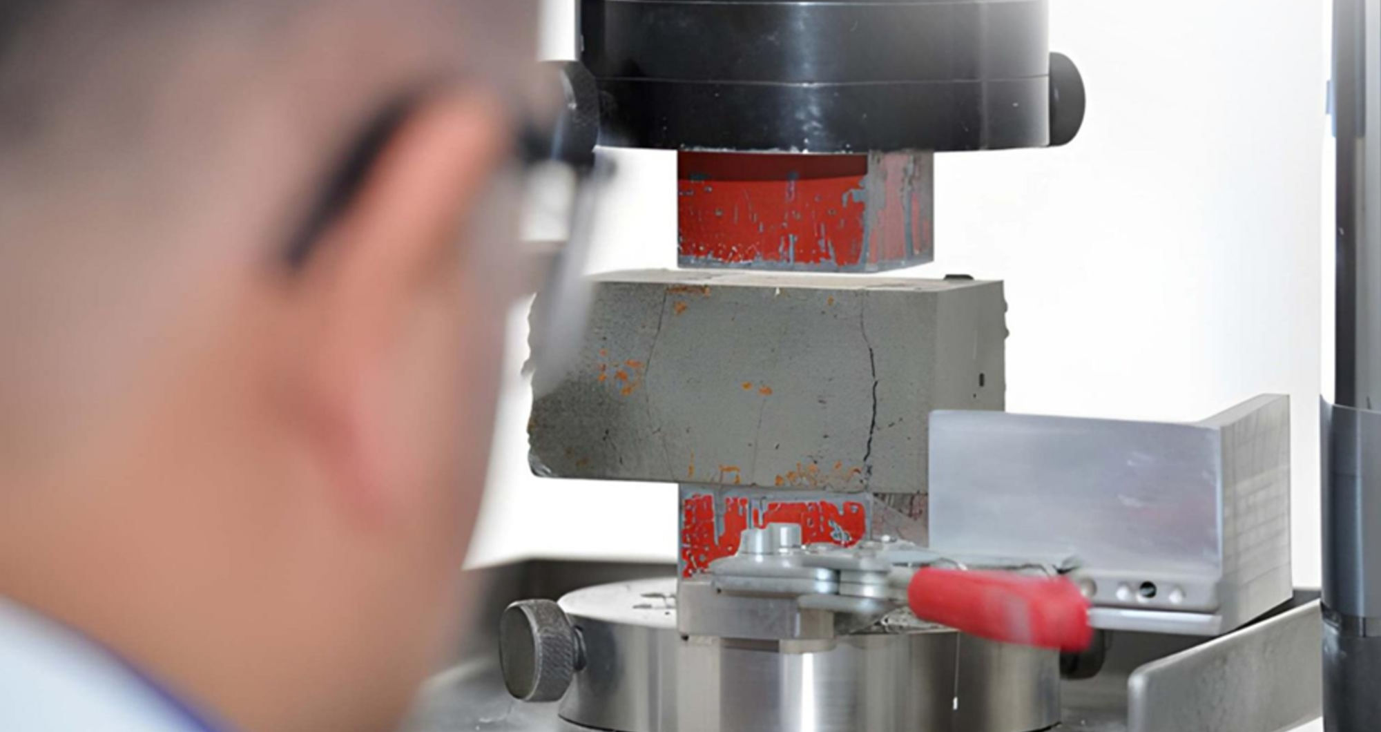 Compression testing machine in the UK: Key features every quality control lab should consider