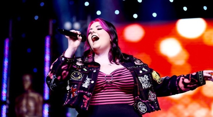 Shannon D'Arcy singer performing on stage