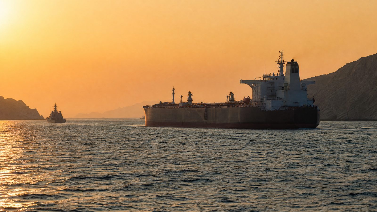 Oil drops about 5% after US–Iran pause in strikes near Hormuz; markets on edge