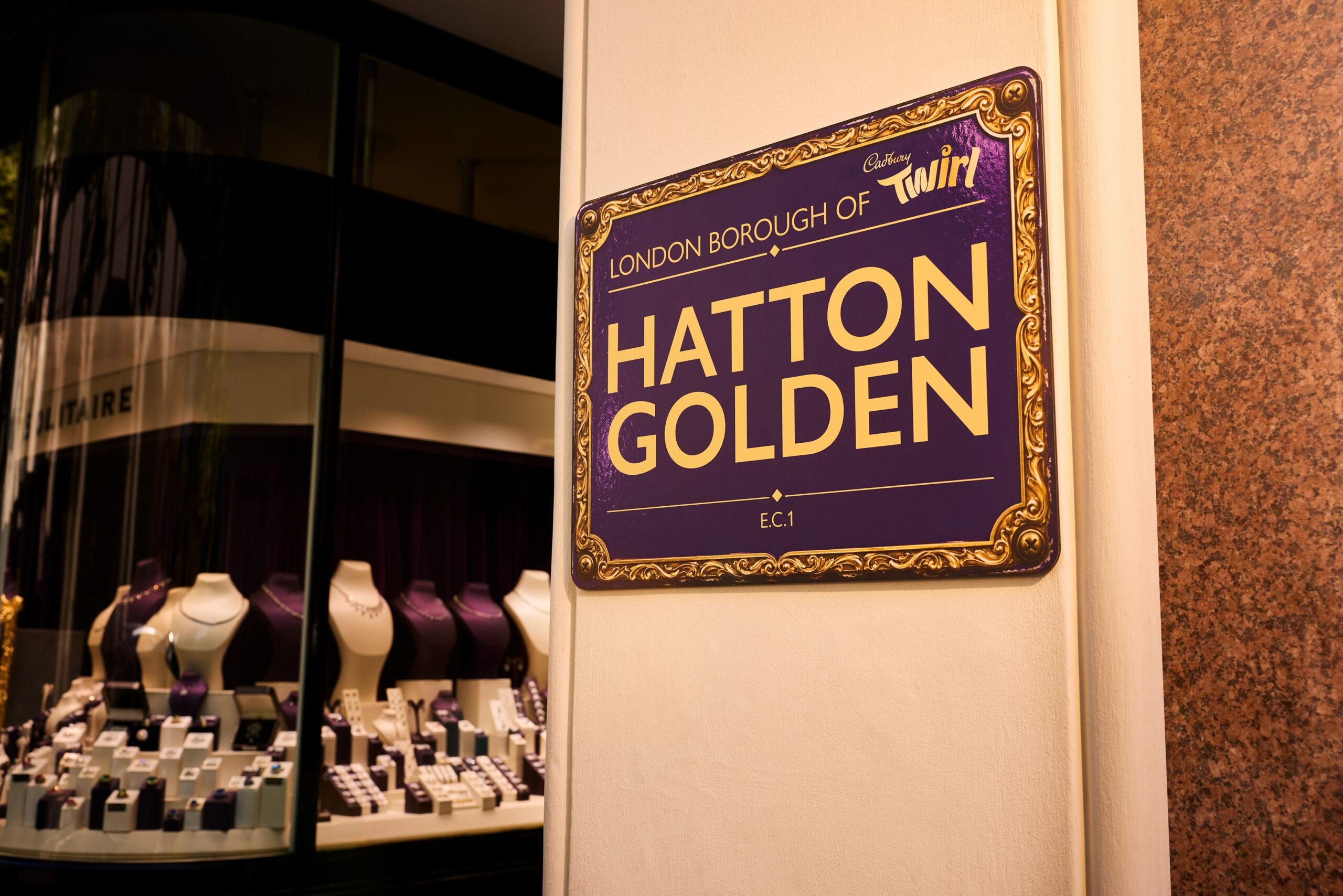 WELCOME TO ‘HATTON GOLDEN’: CADBURY TWIRL TAKES OVER LONDON'S JEWELLERY DISTRICT TO OFFICIALLY LAUNCH NEW TWIRL GOLDEN DIPPED