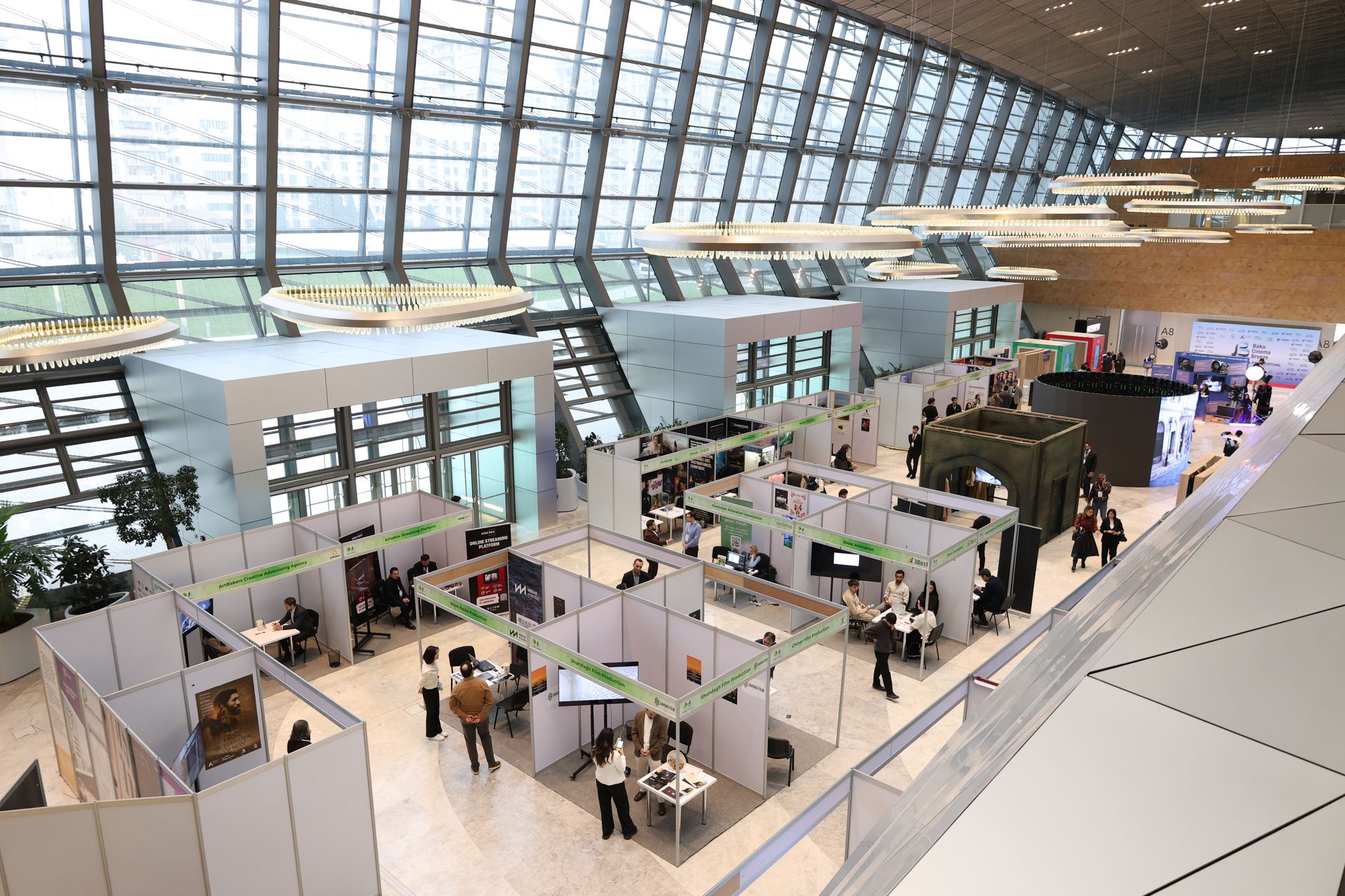 From overseas to Amsterdam: How exhibitors can manage last-minute printing before major trade shows
